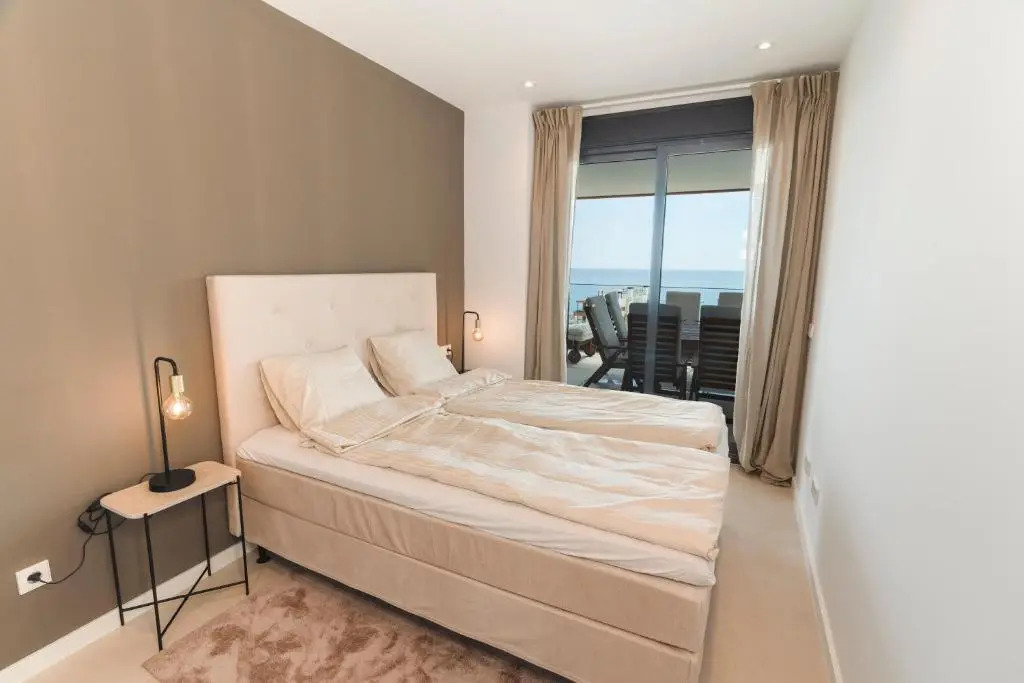 Stunning modern 4 bedroom apartment by the beach