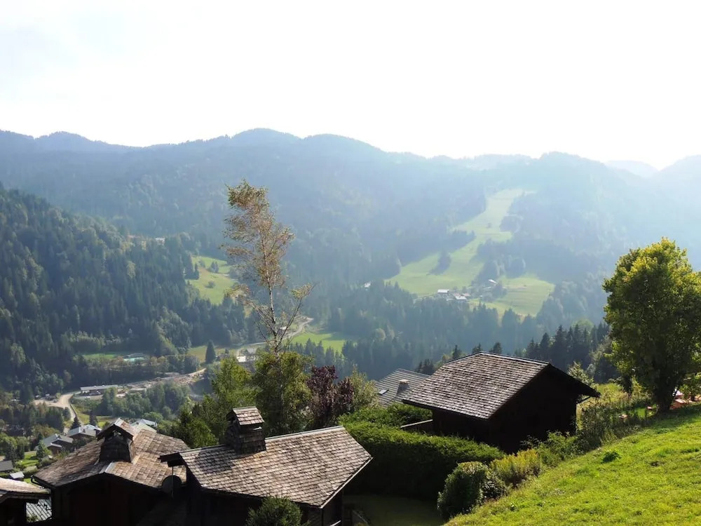 Chalet with 5 Bedrooms in Les Gets, with Wonderful Mountain View, Furnished Garden And Wifi