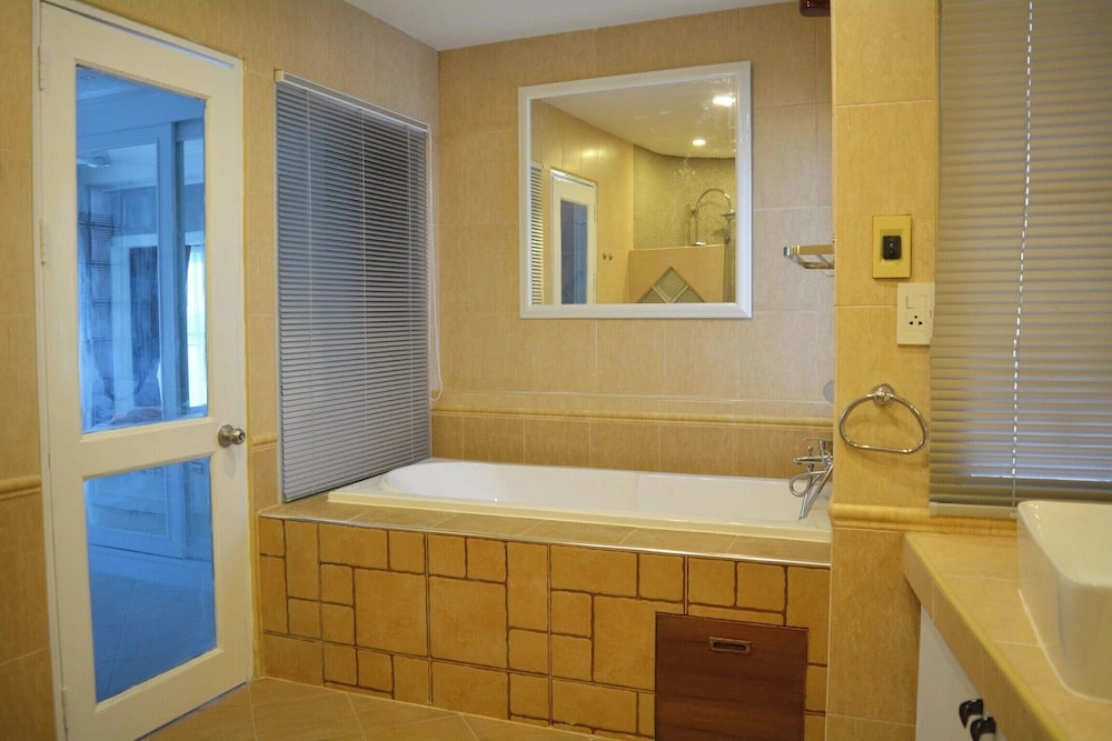 Modern Pool-view 1-bedroom Condo With Large Balcony - Baan Suan Jomtien