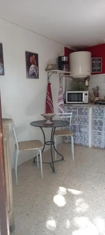 petite maison dans la campagne a 10 mn a pied du centre ville