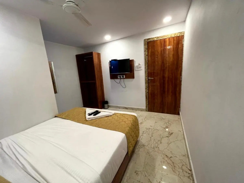 Hotel Delmond Prime- Near NESCO