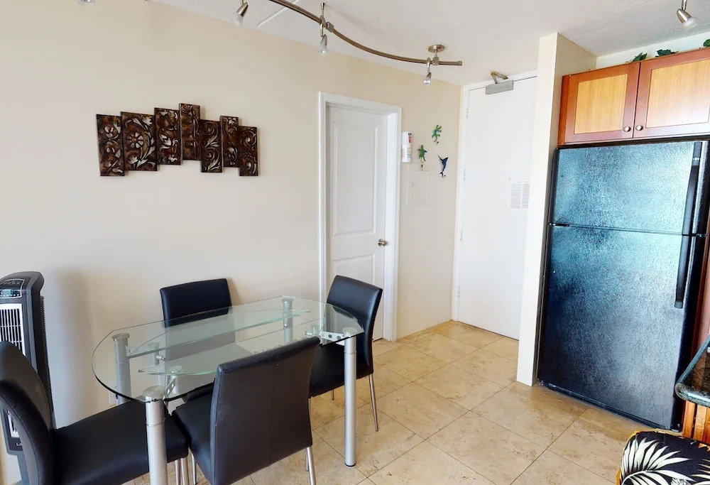 36th Floor Deluxe Ocean View Condo with Free Parking & Wifi