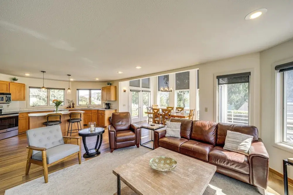 Modern Retreat w/ Hot Tub - Steps to Lake Chelan!