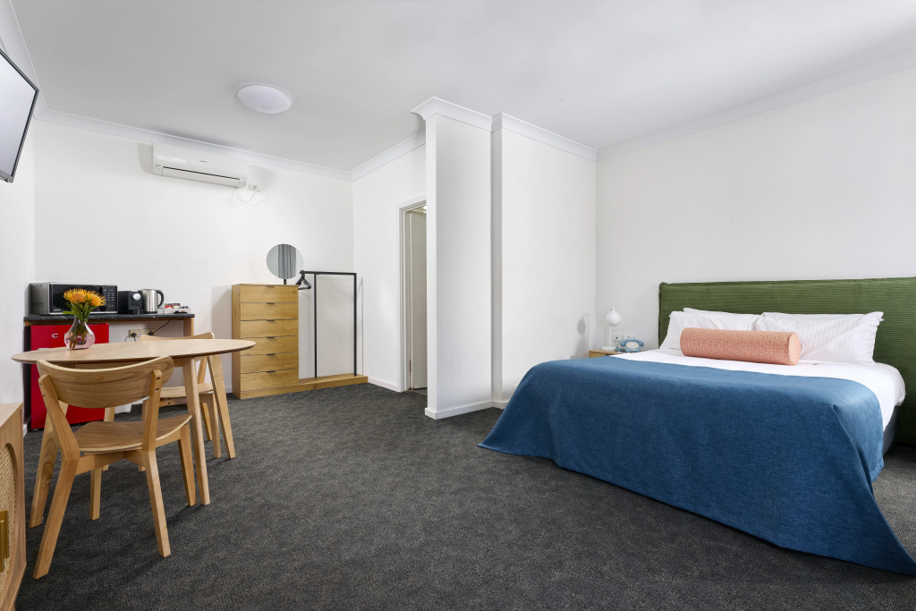 Baileys Parkside Motel by VetroBlu