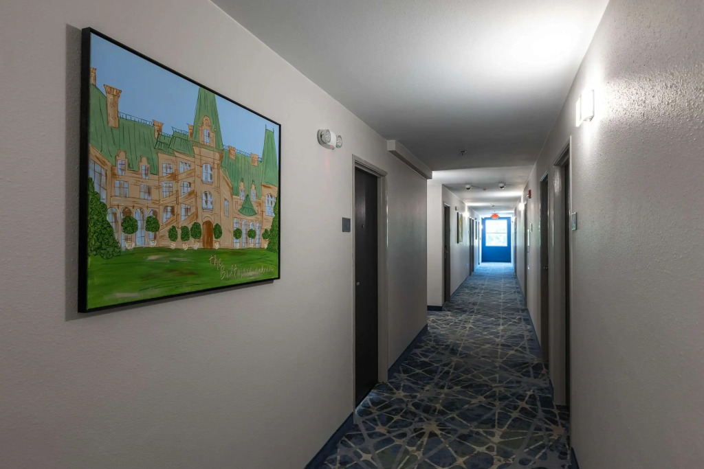 Rodeway Inn & Suites near Outlet Mall - Asheville