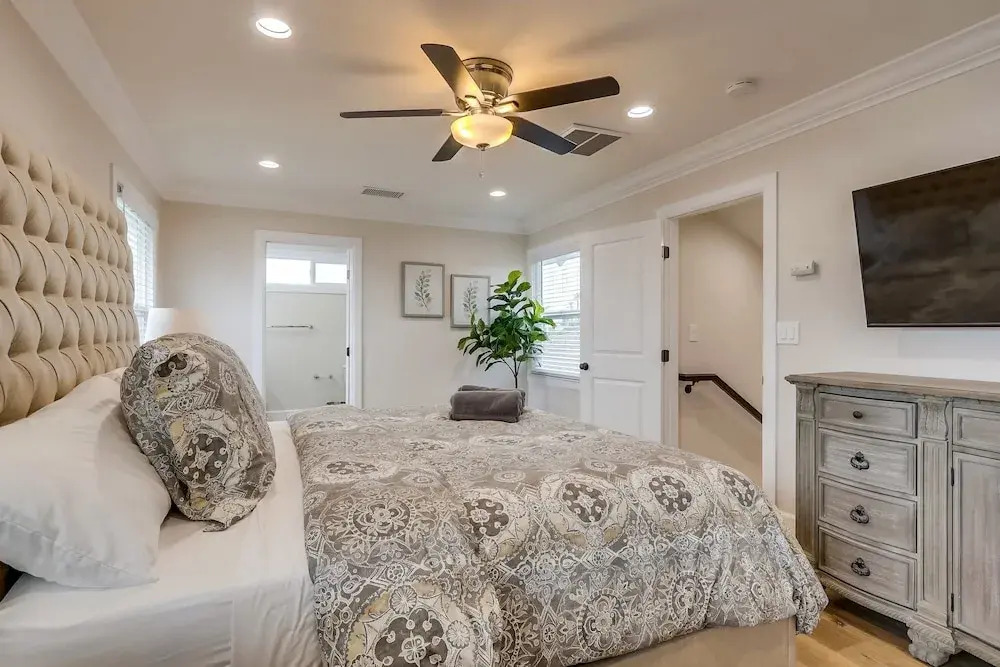 Gorgeous Upgraded 5 Bedroom & 4 Bath Home With Jacuzzi