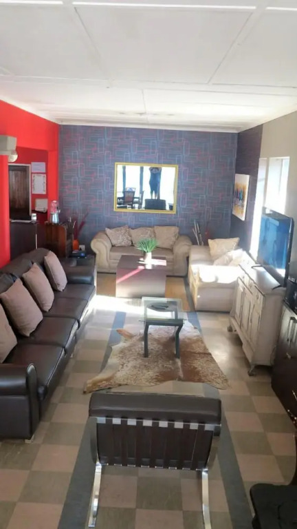 Umgwezi Lodge And Backpackers