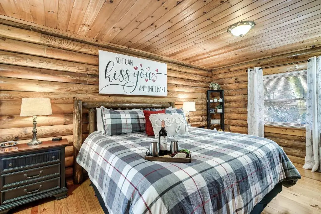 5 min to Dollywood, great location, excellent parking, hot tub, pool table