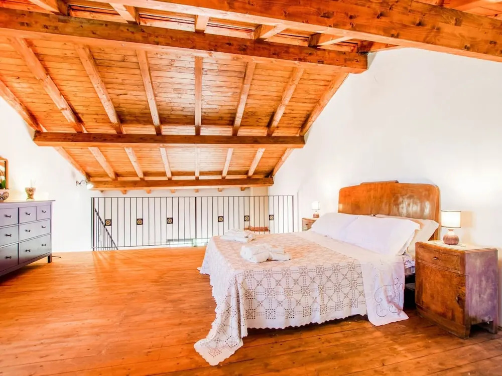 Villa with pool and panoramic surroundings
