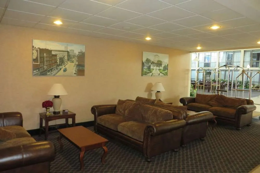 Holiday Inn Hotel And Suites