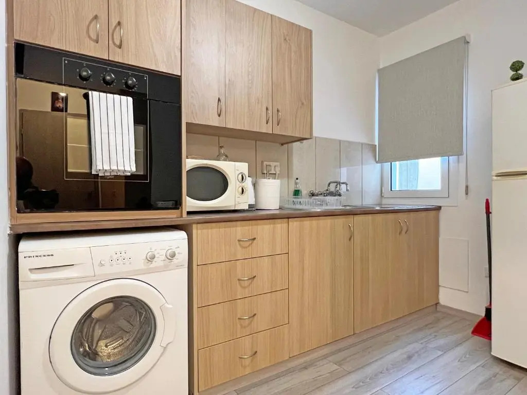 Albert's apartment Center 101
