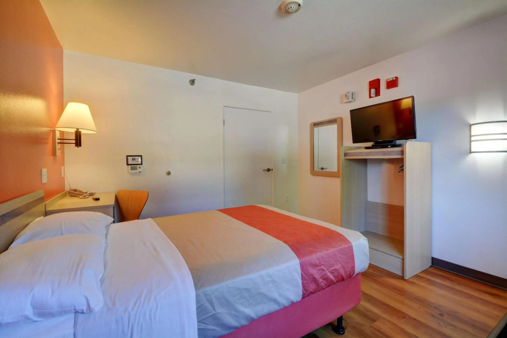 Motel 6-Windsor Locks, CT - Hartford