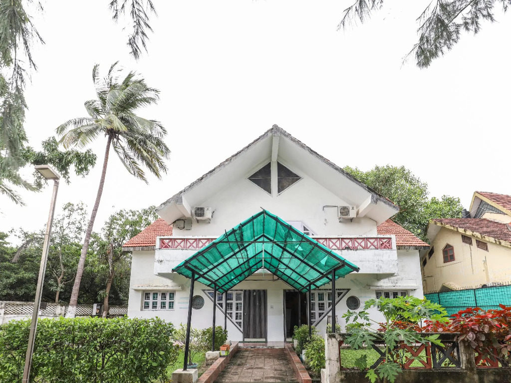 OYO 60626 Dumas Homestays