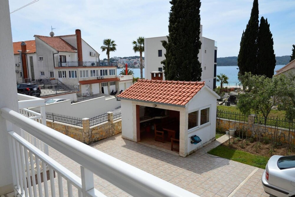Stunning 2-bed Apartment in Okrug Gornji