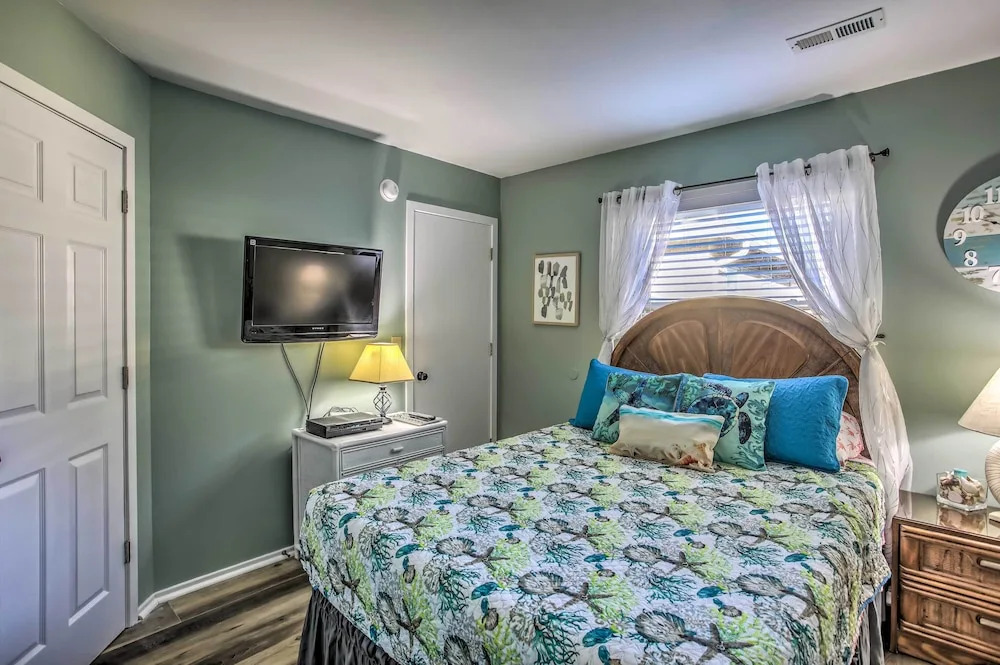 Walk to Beach: Dog-friendly Myrtle Beach Cottage!