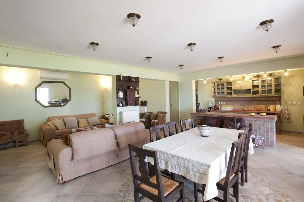 Spacious villa at Ilia Edipsou