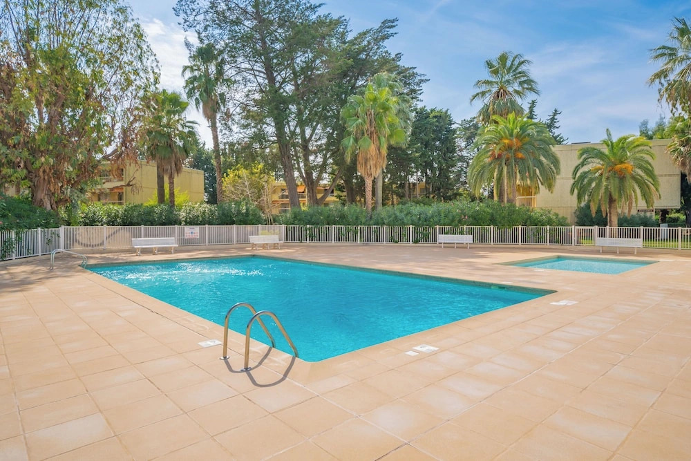 Les 15 Pins & La Mer -  Riviera Escape Apartments with Pool & Garden