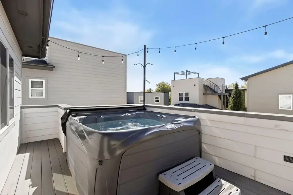 Rams Roost Rooftop Hot Tub, Patio & Family Fun