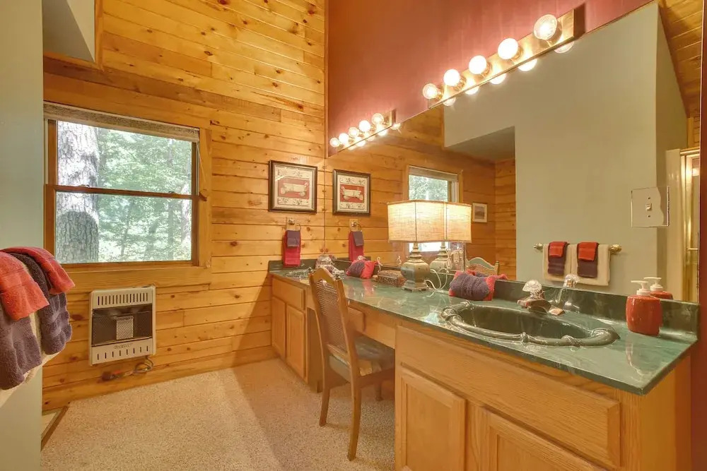 Secluded Studio w/ Deck ~ 8 Miles to Beaver Lake!