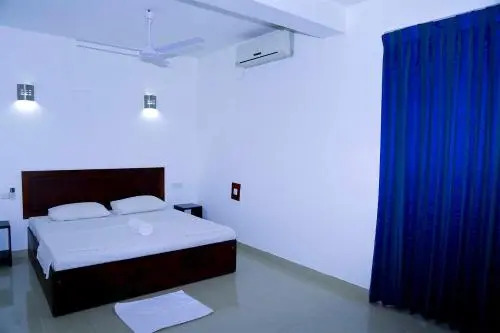 Thilini Holiday Inn