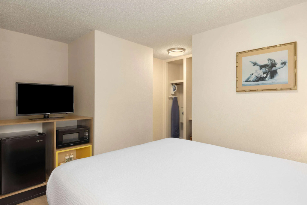 Days Inn by Wyndham Maui Oceanfront