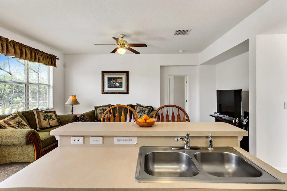 4 Bed Luxury at Legacy Park: Pool, Spa, Games Room
