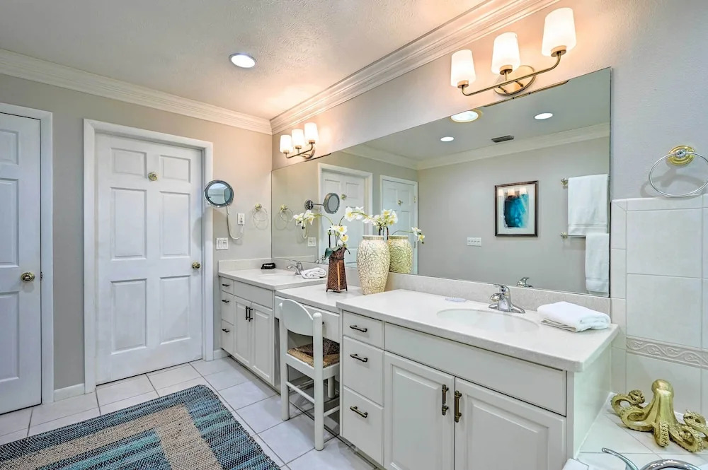 Huge Lutz Family Retreat w/ Game Room & Pool!