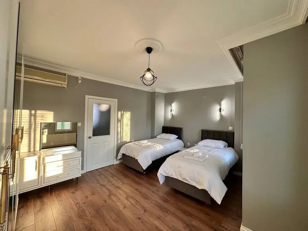 Yeşil Panjurlu Villa Otel