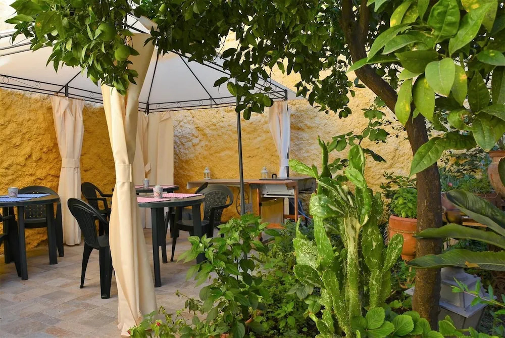 B&B Il Melograno Antico con Terrazza e Giardino