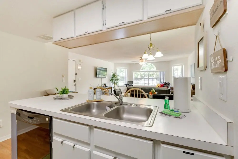 Condo w/ Pool Access & Patio: 8 Mi to Disney!