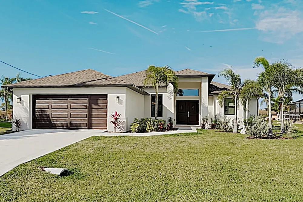 Impeccable Canal-front W/ Lanai & Caged Pool 4 Bedroom Home