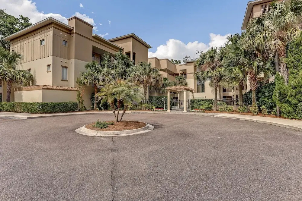 Home Near Beach With Free Wifi, Shared Pool, Central AC, Private W/D
