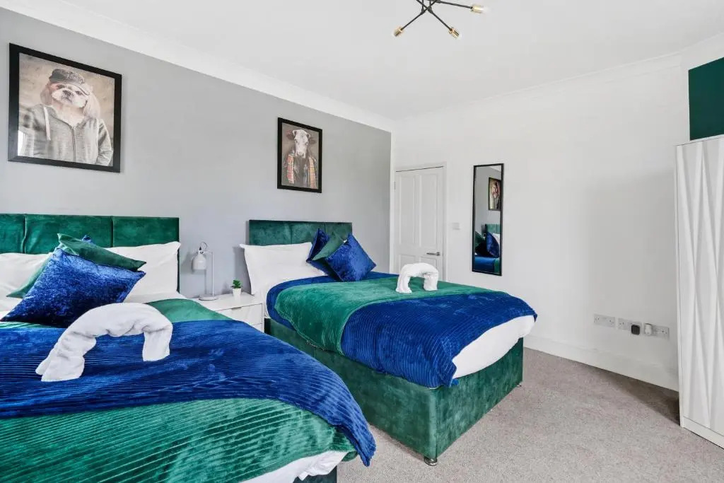 Comfortable 2 Bedroom Flat Overlooking the park