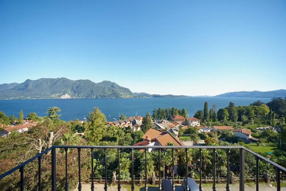 Azalea Apartment With Terrace and Lake View