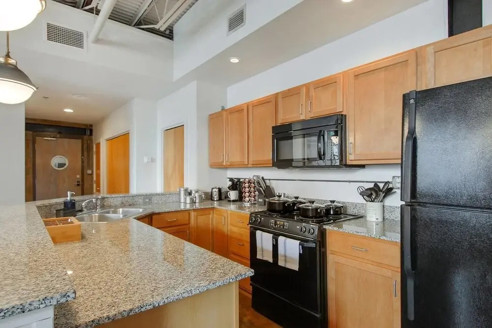 Stylish 2br/2ba Apt in Warehouse District by Domio
