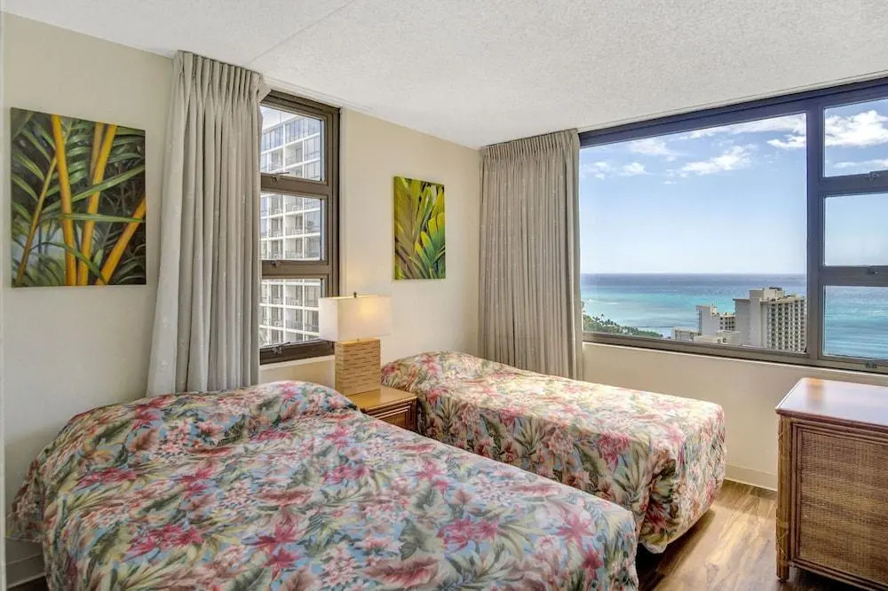 Waikiki Banyan - Ocean View Tower 2 Suite 3214