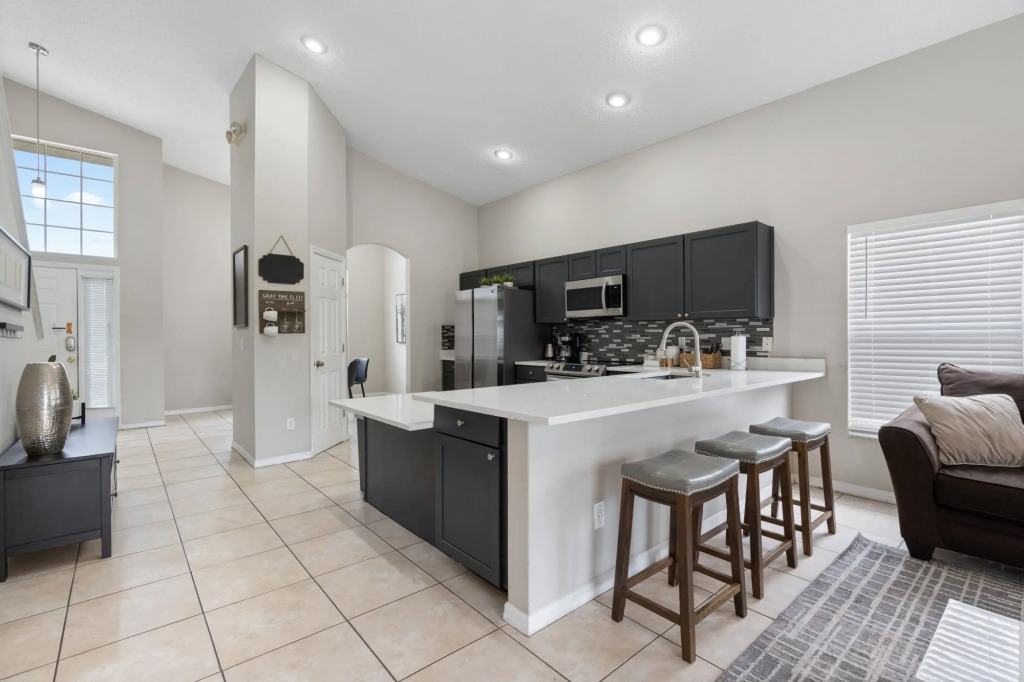 Cozy 5 bedrooms, tranquility right next to Disney!