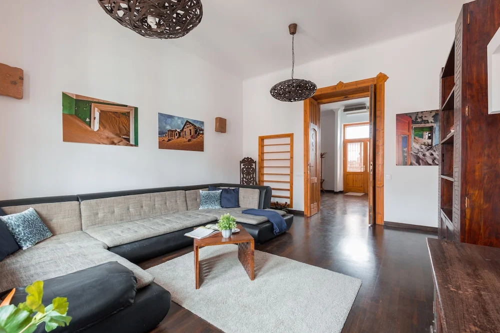 Supercentral Spacious Apartment