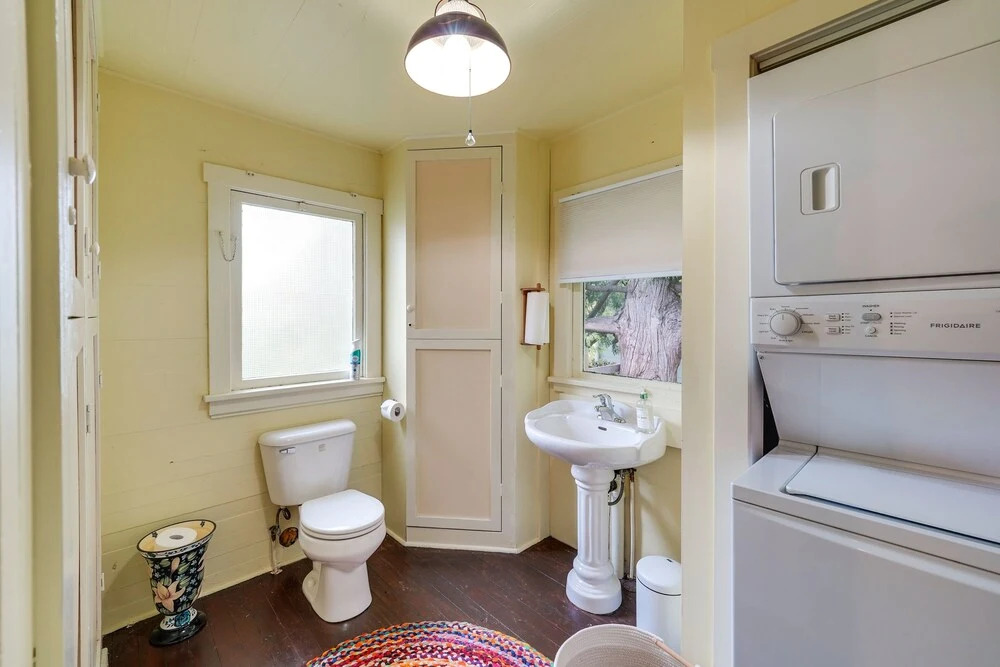 Charming La Conner Vacation Home w/ Fireplace!
