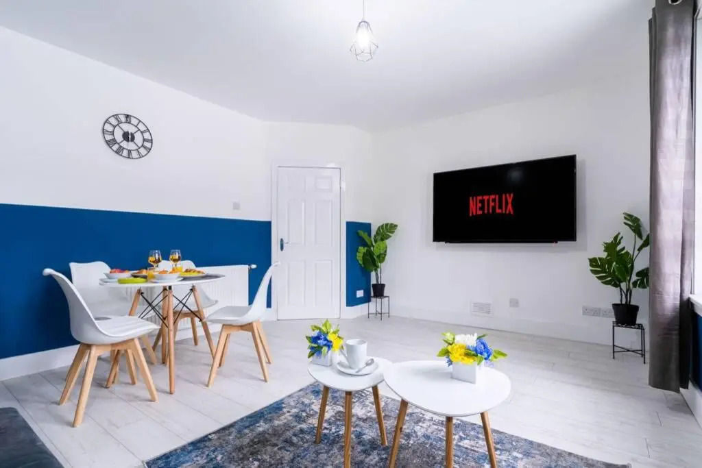 2 Bed Apartment, QE Hospital, Free Parking ,Netflix, Sleeps 4 Comfortable, 1 Double Bed x 2 Single Beds