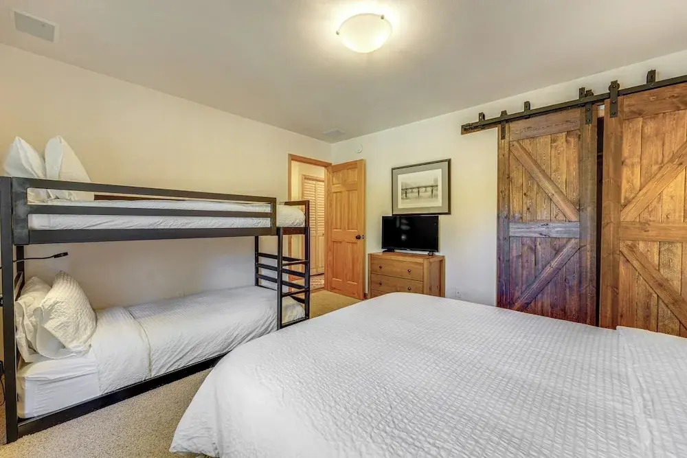 Sunny Cabin: 1 Mi to Tahoe Donner Resort!