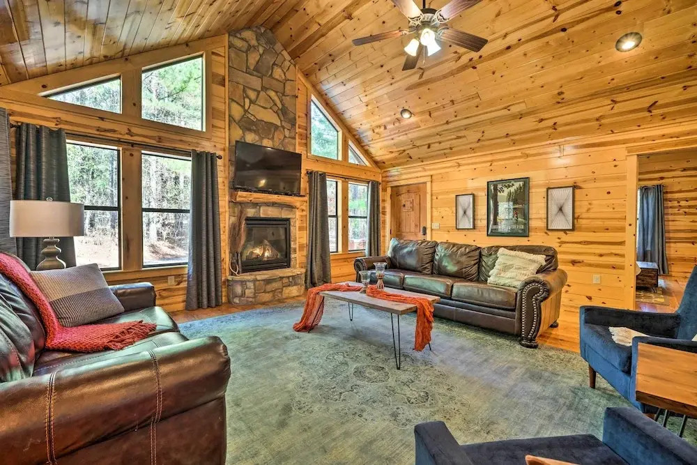 Broken Bow Cabin w/ Hot Tub ~ 6 Mi to Lake!