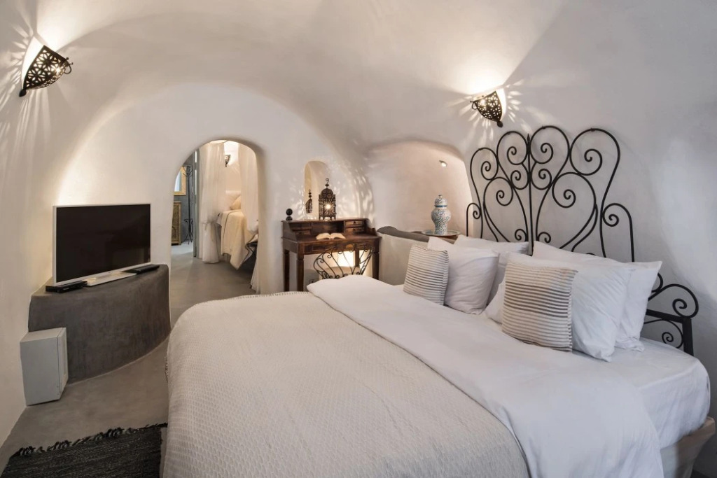 Dandy Cave Villa - Romantic Private & Luxurious - Waterfall Pool - Hot Tub -Up to 8 People