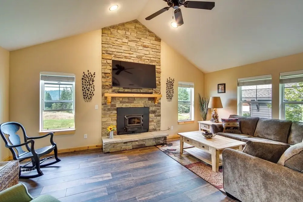 Cozy Ronald Retreat w/ Community Amenities!