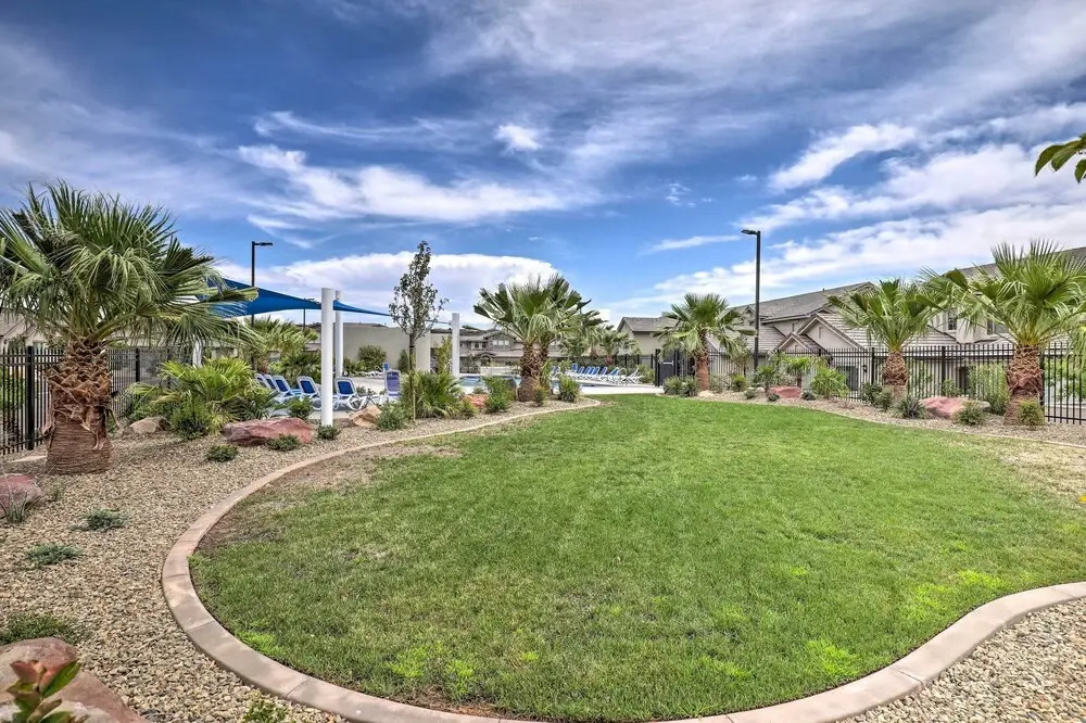 Washington Townhome w/ Patio + Resort Perks!