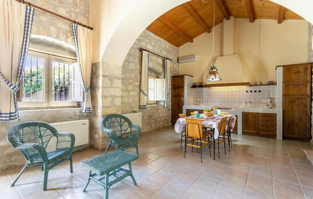 Awesome Home in Ragusa With 5 Bedrooms, Wifi and Private Swimming Pool