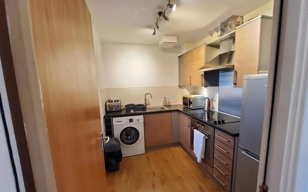 4 Separate Beds, Sleeps 6, Beautiful 2 bed Apt