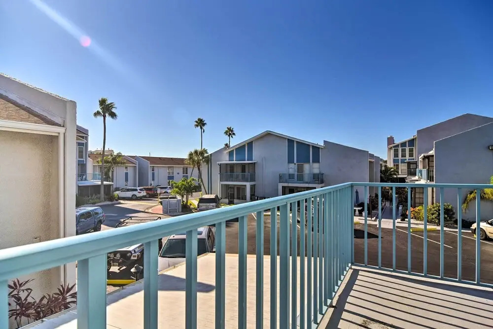 Coastal Madeira Beach Condo - Walk to Gulf!