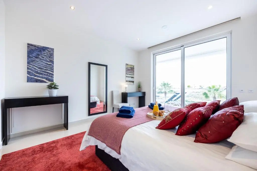 CoolHouses Algarve Lagos, 3 Bed modern Flat, outdoor, Indoor pools and SPA, Amor à Vida