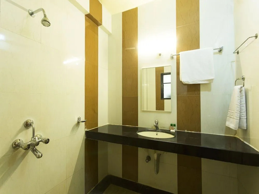 OYO 11091 Hotel Silver Court
